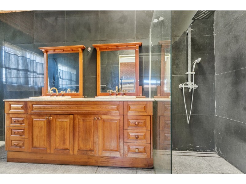 305 Redland Bay Road, Capalaba QLD 4157