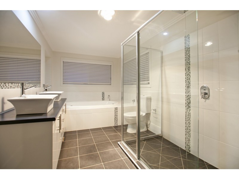 12 Birdwood Road, Birkdale QLD 4159