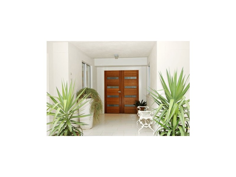 1/2 Queen, Scarborough QLD 4020