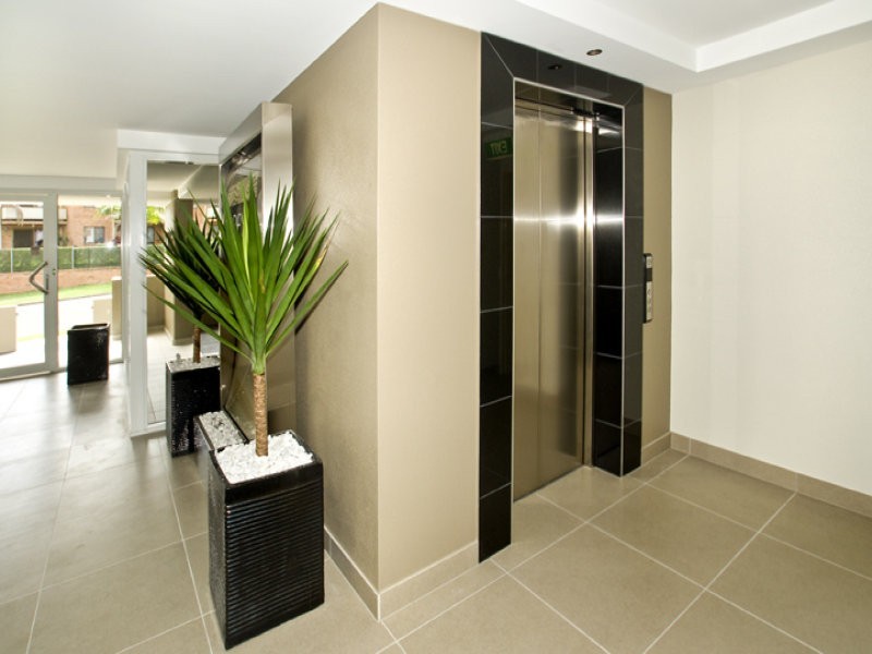 1/2 Queen, Scarborough QLD 4020