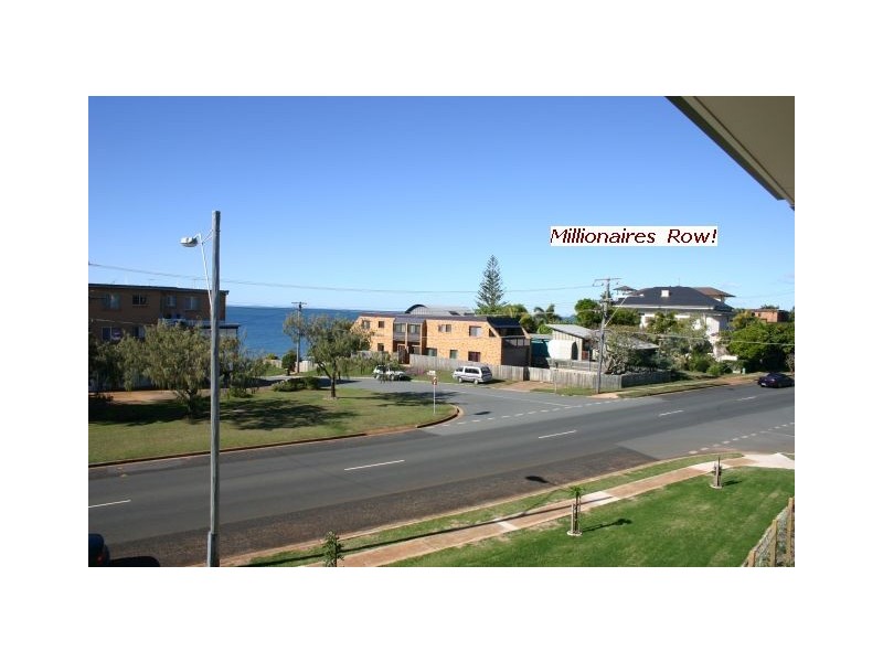 1/2 Queen, Scarborough QLD 4020