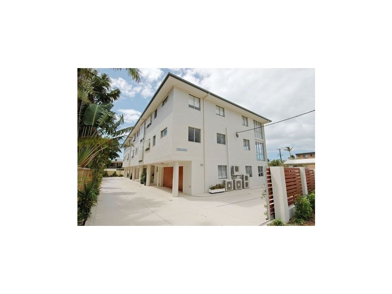 1/2 Queen, Scarborough QLD 4020