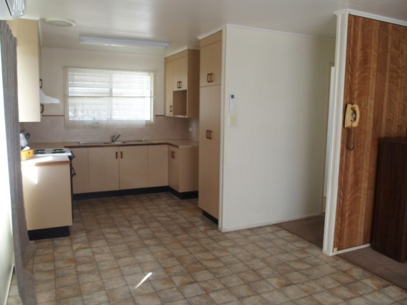 27 Wattle St, Blackwater QLD 4717