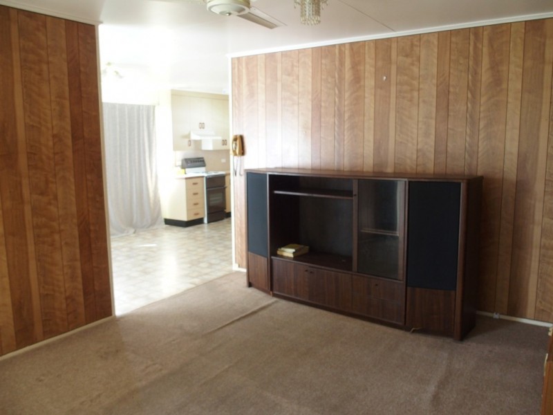27 Wattle St, Blackwater QLD 4717