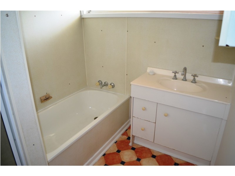 27 Stower Street, Blackwater QLD 4717