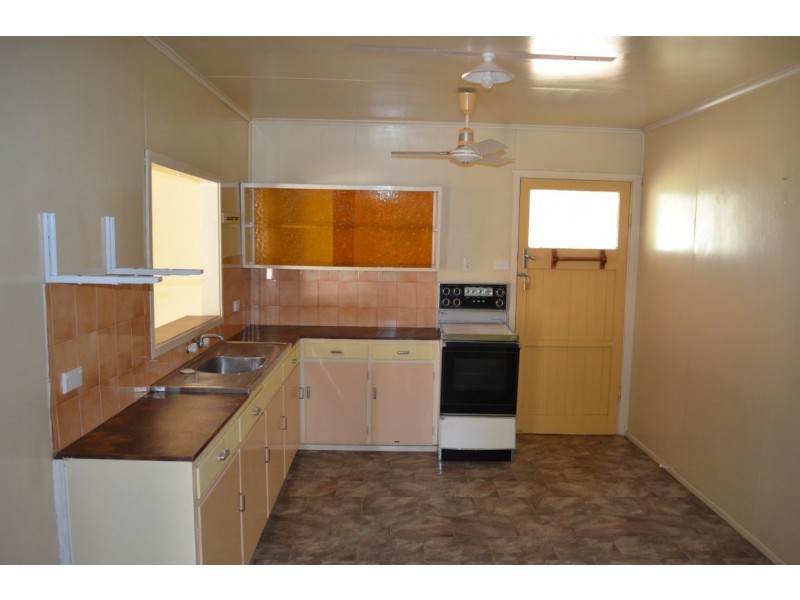 11 East, Bluff QLD 4702