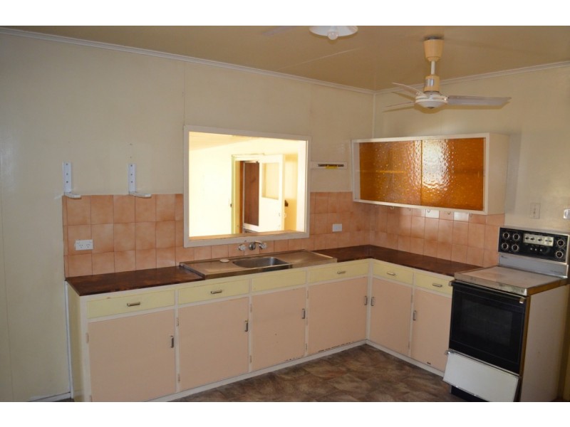 11 East, Bluff QLD 4702