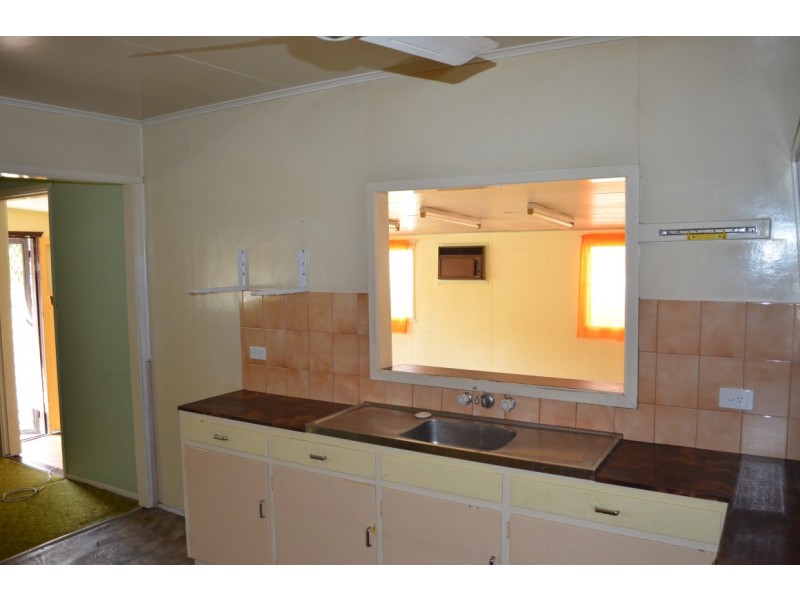 11 East, Bluff QLD 4702