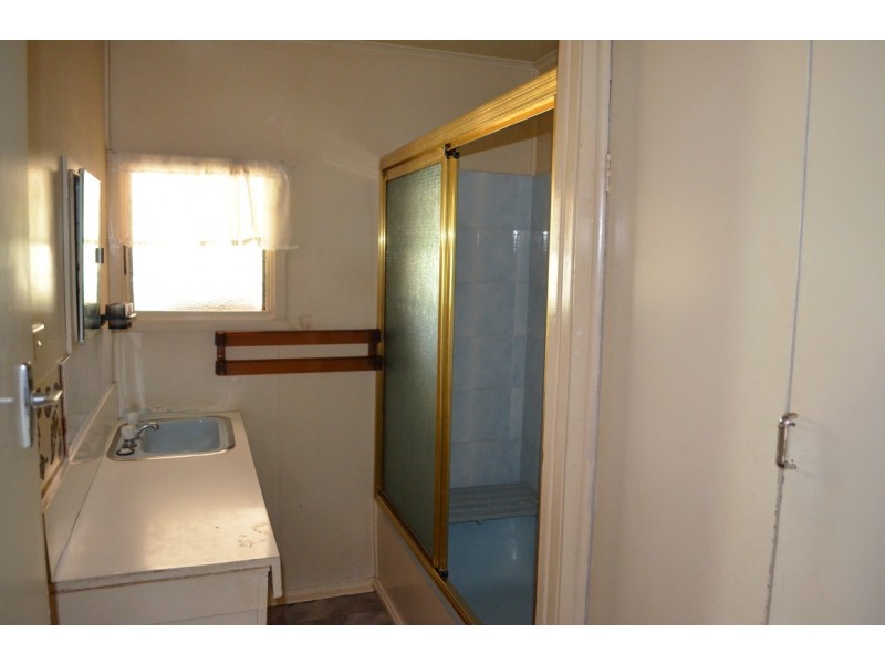 11 East, Bluff QLD 4702