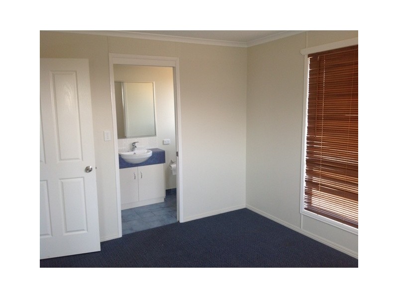 7 Summer Red Court, Blackwater QLD 4717