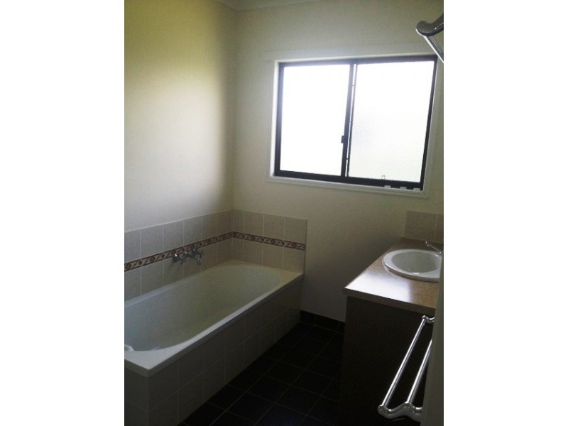 10 Hunter Street, Blackwater QLD 4717