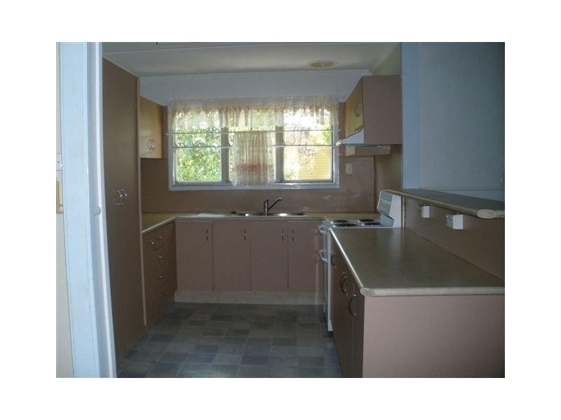 12 Arnold St, Blackwater QLD 4717