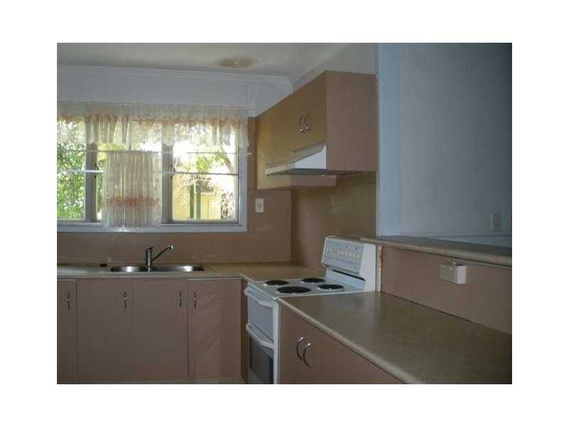 12 Arnold St, Blackwater QLD 4717