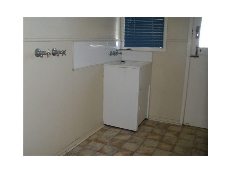 12 Arnold St, Blackwater QLD 4717