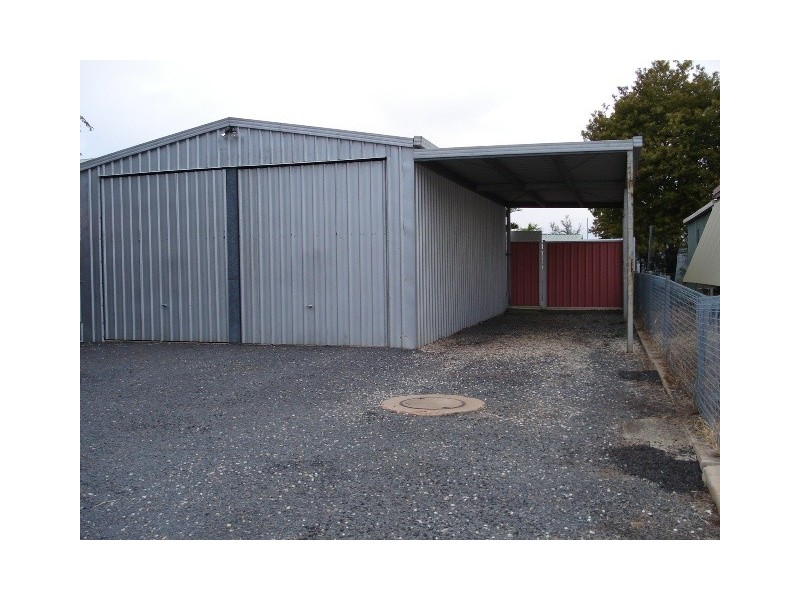 1 Rosewood St, Blackwater QLD 4717