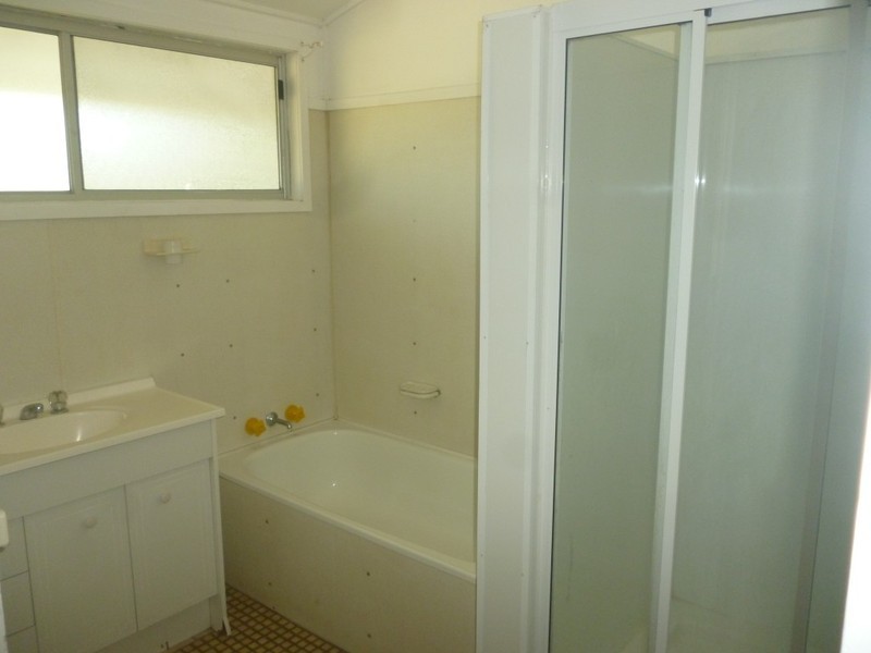 33 Hunter Street, Blackwater QLD 4717