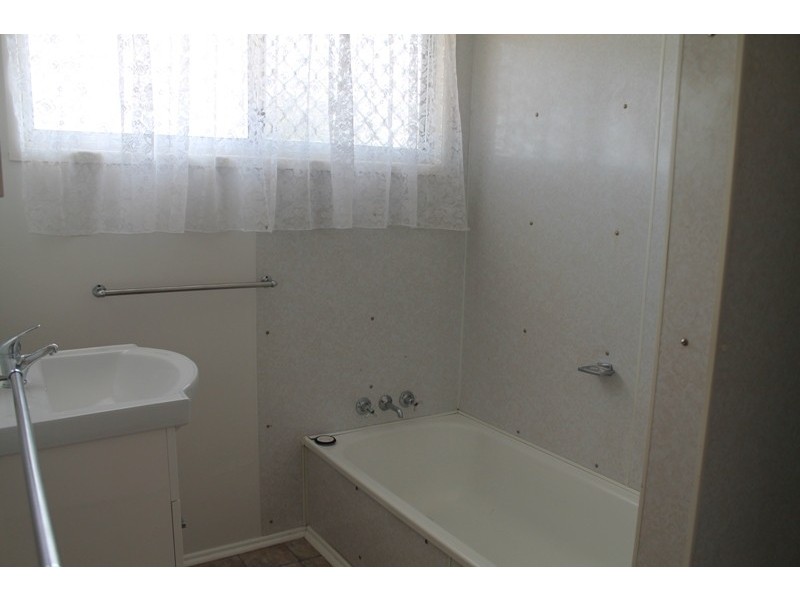 4 Adams Crescent, Blackwater QLD 4717