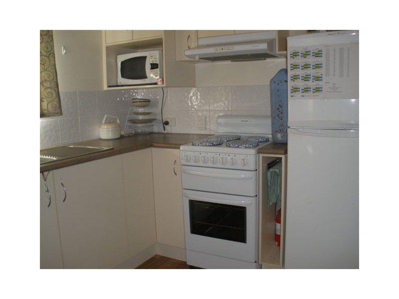 10 Creek Street, Bluff QLD 4702