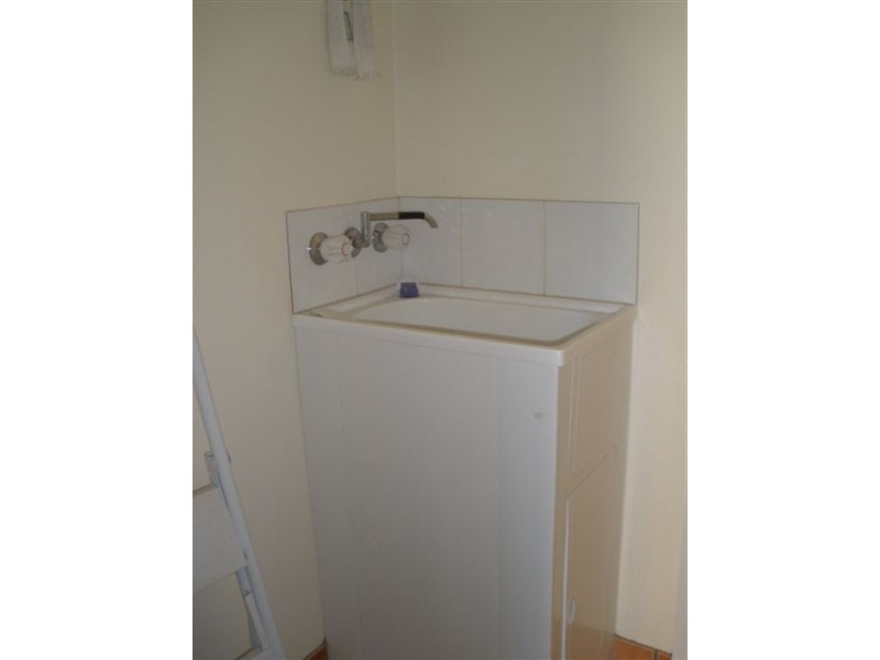 10 Creek Street, Bluff QLD 4702