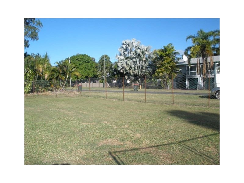 10 Creek Street, Bluff QLD 4702