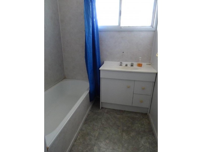 8 Bendee Crescent, Blackwater QLD 4717