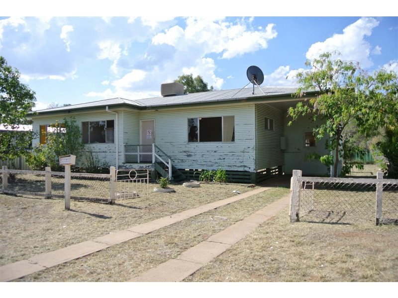 4 Arnold Street, Blackwater QLD 4717