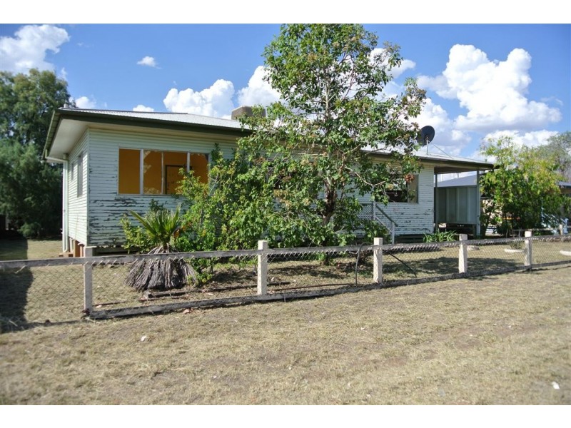 4 Arnold Street, Blackwater QLD 4717