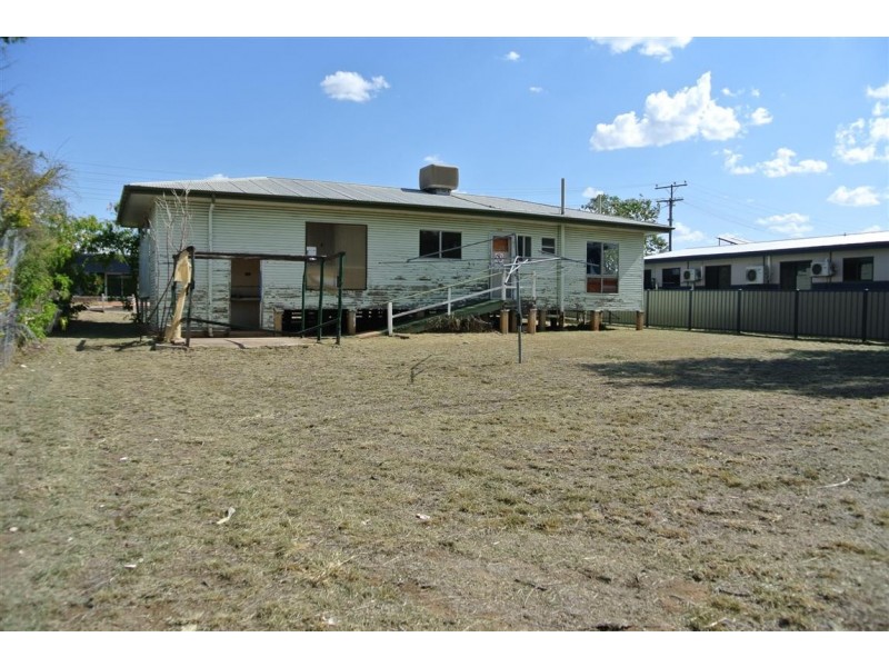 4 Arnold Street, Blackwater QLD 4717