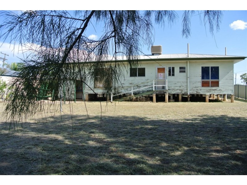 4 Arnold Street, Blackwater QLD 4717