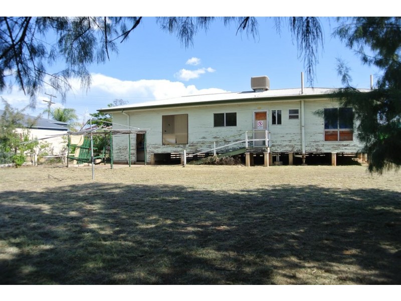 4 Arnold Street, Blackwater QLD 4717