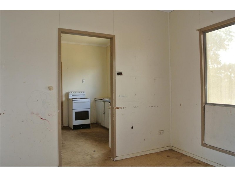 4 Arnold Street, Blackwater QLD 4717