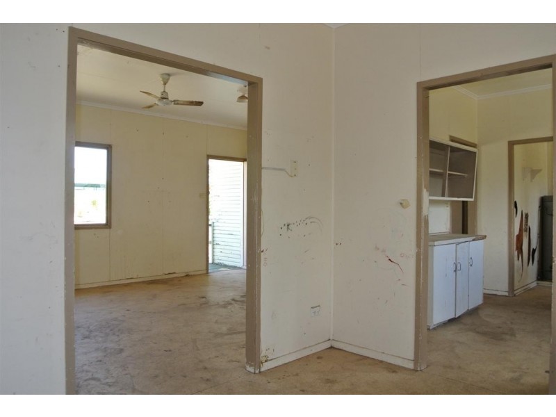 4 Arnold Street, Blackwater QLD 4717