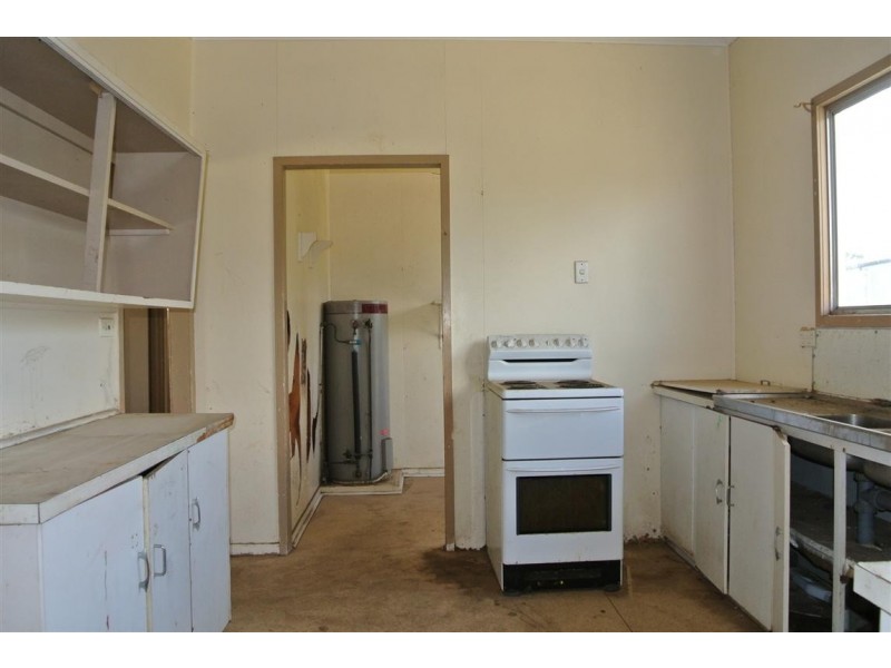 4 Arnold Street, Blackwater QLD 4717