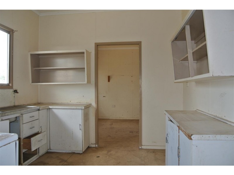 4 Arnold Street, Blackwater QLD 4717