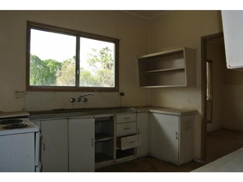 4 Arnold Street, Blackwater QLD 4717