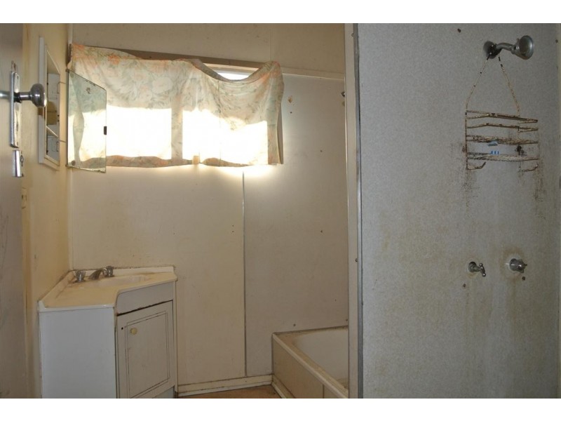 4 Arnold Street, Blackwater QLD 4717