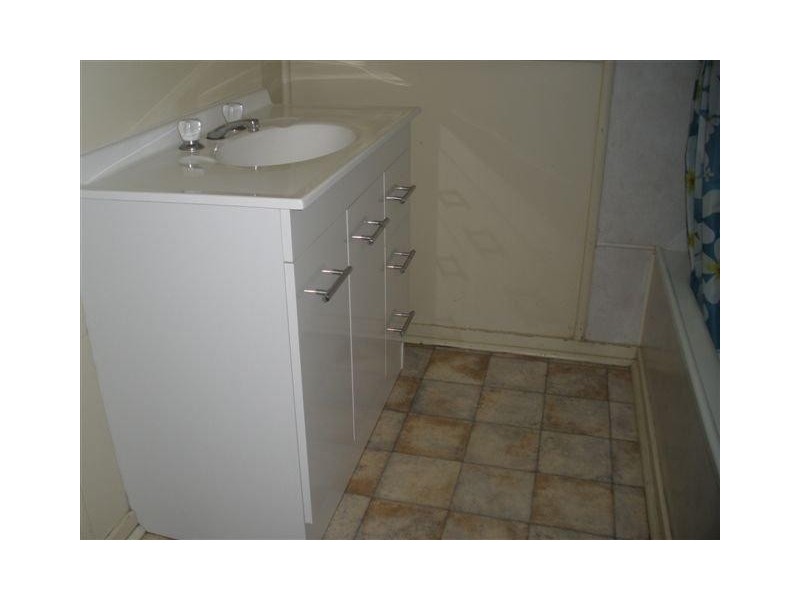 12 Arnold St, Blackwater QLD 4717