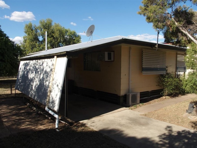 7 Bottletree Ave, Blackwater QLD 4717
