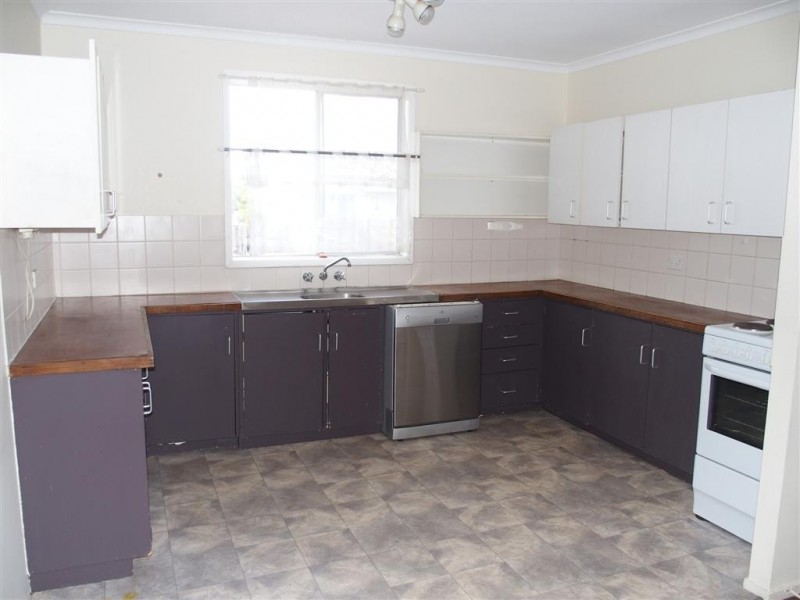 28 Cork Street, Blackwater QLD 4717