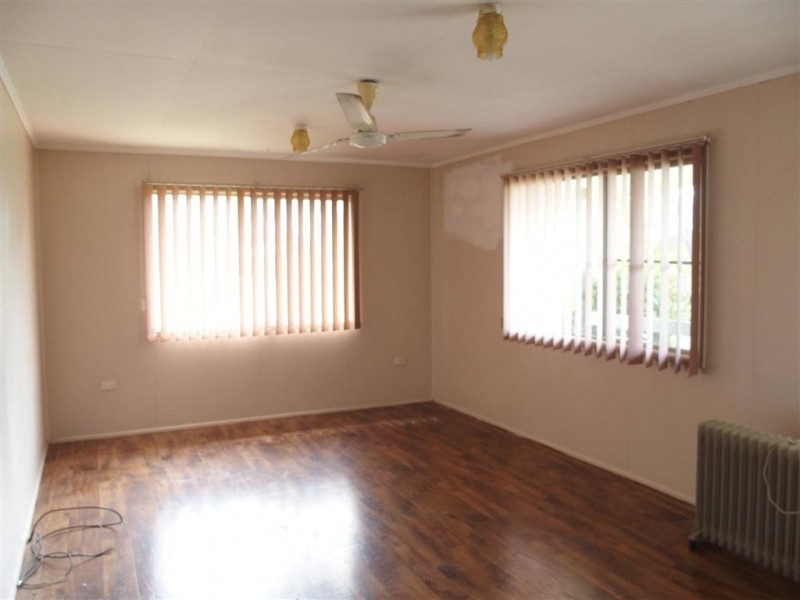 1 Adams Cres, Blackwater QLD 4717