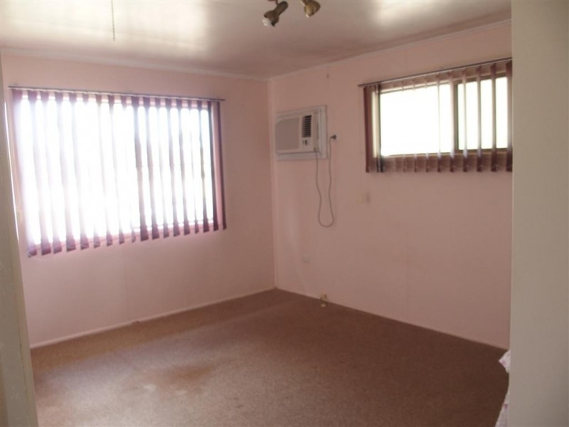 1 Adams Cres, Blackwater QLD 4717