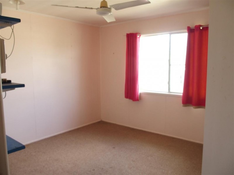 1 Adams Cres, Blackwater QLD 4717