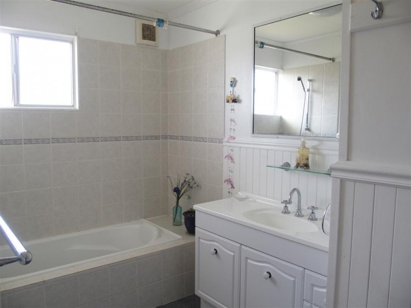 1 Adams Cres, Blackwater QLD 4717