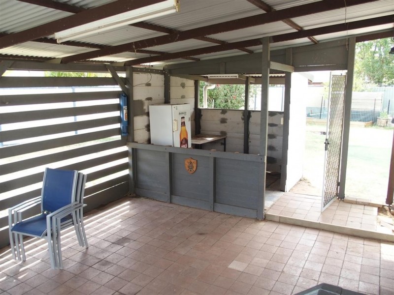 1 Adams Cres, Blackwater QLD 4717