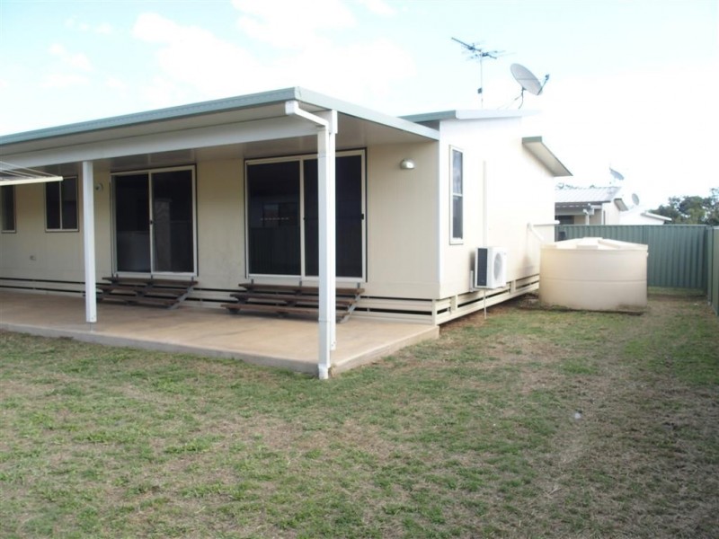 8 Hunter St, Blackwater QLD 4717