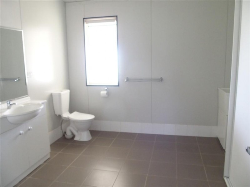8 Hunter St, Blackwater QLD 4717