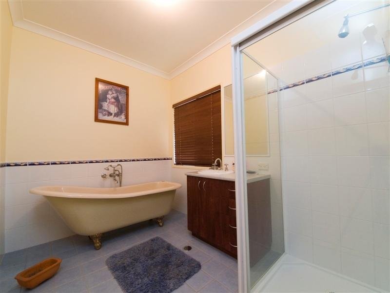 860 Winn  Road, Cashmere QLD 4500