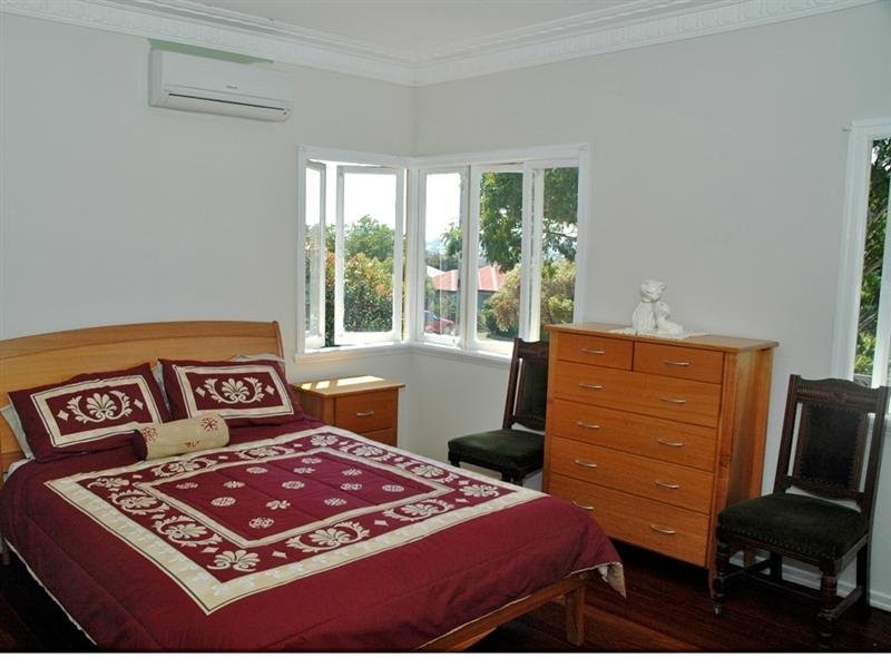 8 Bayview Street, Stafford Heights QLD 4053