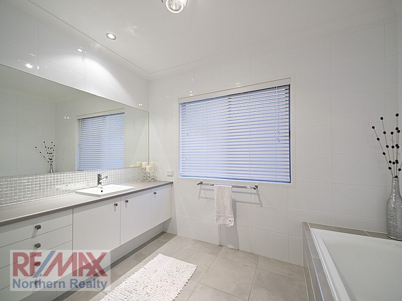 10  Bend Court, Eatons Hill QLD 4037