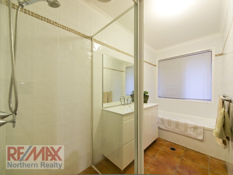 7 Drapers Rd, Eatons Hill QLD 4037